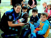 Polisten çocuklara karne hediyesi kitap