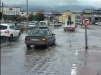 Bursa'da sağanak yağışta araçlar yollarda kaldı