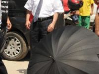 Otomobilin çarptığı yaşlı şahsa şemsiyeli koruma