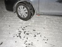 Yola dökülen zift sürücülere zor anlar yaşattı