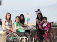 Engellilere aileleriyle birlikte deniz kenarında tatil imkanı