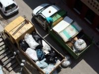 Beşinci kattaki çöp evden 2 kamyon çöp çıktı