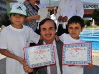 Yaz okuluna giden miniklerin sertifika heyecanı